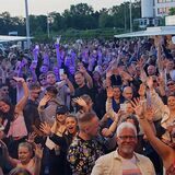Gute Stimmung am Samstagabend vor den Konzertbühnen des Hafenfests.