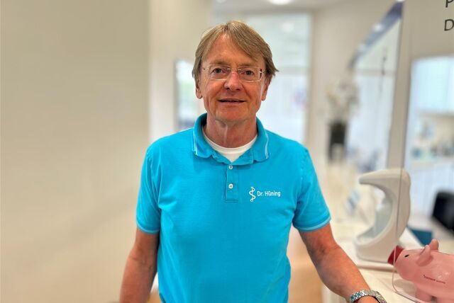 In der akademischen Lehrpraxis von Dr. Ulrich Hüning lernen Medizinstudenten im 9. Semester des Alltag einer Hausarztpraxis kennen. Hüning wirbt für den Beruf des Hausarztes.
