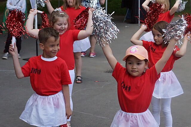 Stadtteilfest auf dem Mühlenberg: Die Cheerleader der AWO-Kita feuerten mächtig an.
