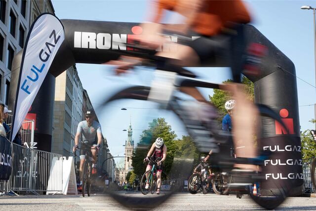Triathleten sind auf dem Rad unterwegs.
