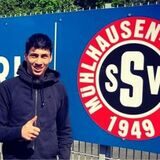 Louis Artmeier vor dem großen SSV-Logo im HSI-Sportpark.