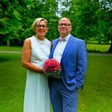 Die Eheleute Ulrike Achtelik und Ralf Kiebert stehen im Park hinter dem Rathaus in Recklinghausen