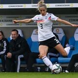 Fußball-Bundestrainerin Martina Voss-Tecklenburg (l) reagiert an der Seitenlinie hinter Deutschlands Kathrin Hendrich