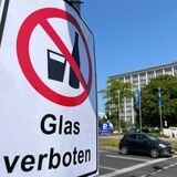 Ein „Glas verboten“-Schild hängt am Südwall. Angebracht wurde es anlässlich der möglichen Meisterfeier des BVB.