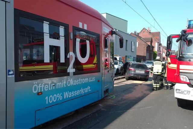 Ein Pkw ist heute Morgen mit einer Stadtbahn kollidiert. Zeitweise fuhr ein Schienenersatzverkehr. (Symbolbild)
