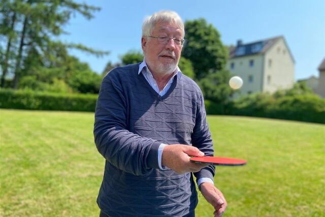 Hartmut Berkau (79) leitet den offenen Spieletreff in Holzen. An der Plecke macht ihm niemand etwas vor – er würde sich über Seniorinnen und Senioren freuen, die Lust auf Tischtennis und Gesellschaftsspiele haben.