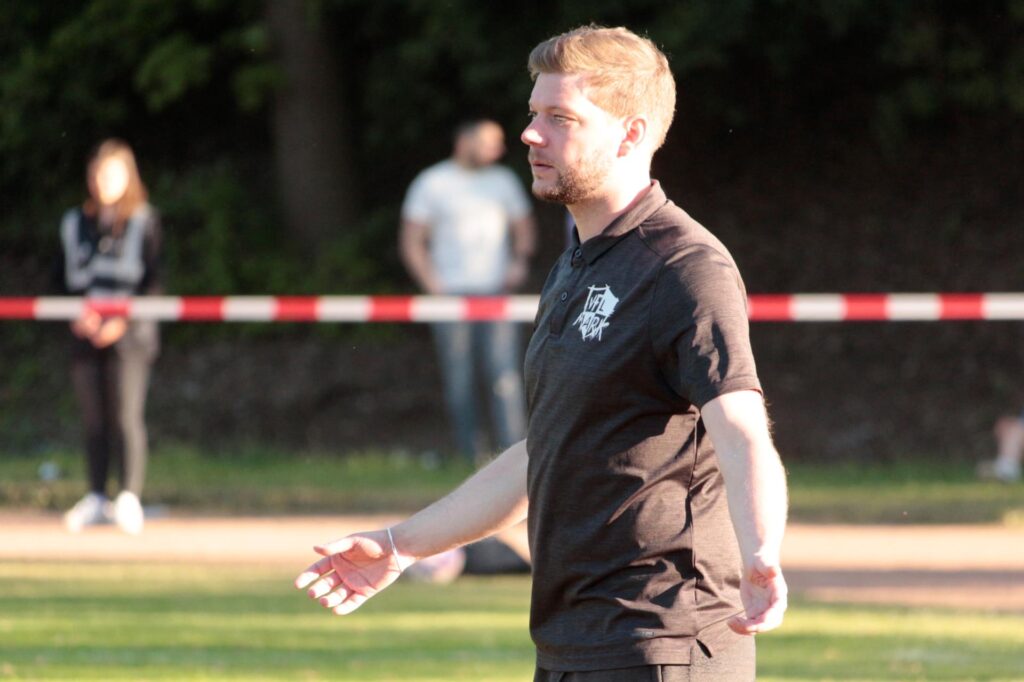 VfL Marks Trainer Kevin Schulzki konnte es nicht fassen: Seine Mannschaft stellte nach Führungen gegen TuRa Bergkamen das Fußballspielen ein und kassierte schnell wieder Gegentore. VfL Marks Trainer Kevin Schulzki konnte es nicht fassen: Seine Mannschaft stellte nach Führungen gegen TuRa Bergkamen das Fußballspielen ein und kassierte schnell wieder Gegentore.