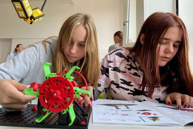 Emma (l.) und Aaliyah basteln an einer Turbine. Die Vierzehnjährigen aus der MINT-AG haben Spaß an einem besonderen Workshop für technikbegeisterte Schülerinnen.
