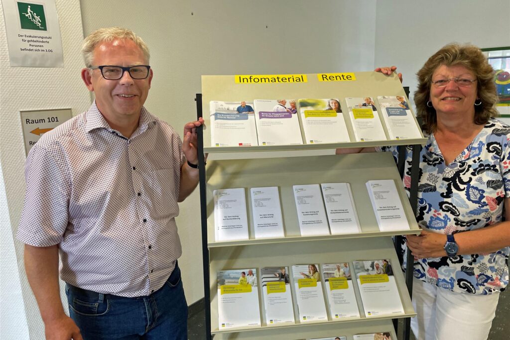 Dezernentin Kordula Mertens ist erleichtert, dass die Stadt Werne mit Andreas Holtrup einen neuen Rentenberater hat. Dezernentin Kordula Mertens ist erleichtert, dass die Stadt Werne mit Andreas Holtrup einen neuen Rentenberater hat.
