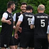 Die Spieler der TIU Rünthe jubeln über ein Tor.