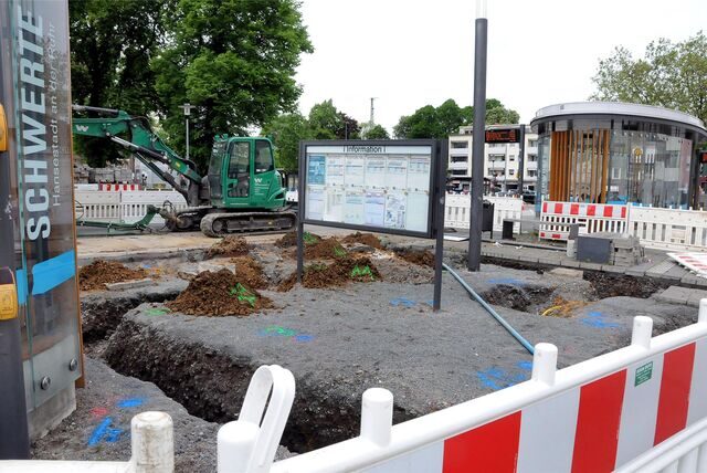 Gräben und Bohrlöcher mit aufgesprühten Nummerierungen überziehen den Bereich des neuen Busbahnhofs, wo es bei der Kampfmittelsondierung schon länger nicht weiter geht.