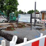 Gräben und Bohrlöcher mit aufgesprühten Nummerierungen überziehen den Bereich des neuen Busbahnhofs, wo es bei der Kampfmittelsondierung schon länger nicht weiter geht.