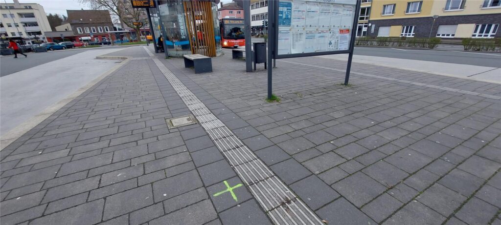 Zu Beginn sah es noch nach wenigen Bohrlöchern aus. Dieses Foto stammt von Anfang April. Zu Beginn sah es noch nach wenigen Bohrlöchern aus. Dieses Foto stammt von Anfang April.
