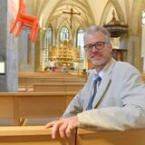 Stadtkirchenpfarrer Tom Damm hatte sich auf eine Stelle in Holzwickede beworben. Nun bleibt er doch in Schwerte, wie die Gemeinde mitteilt.