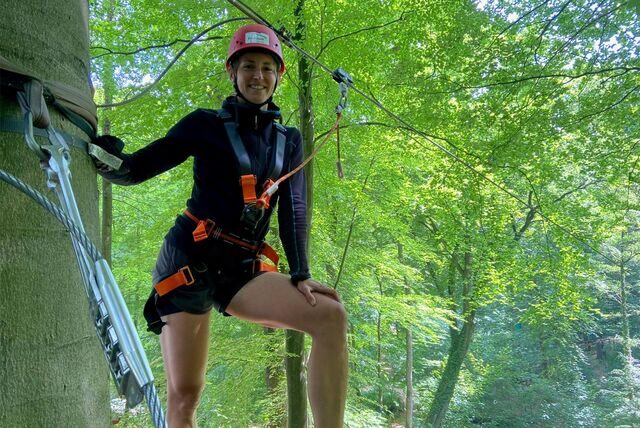 Trainerin Pia Wagner hat unserer Redakteurin Martina Niehaus gezeigt, wieviel Spaß es machen kann, im Kletterwald Freischütz durch Baumwipfel zu balancieren: Ein Rundum-Erlebnis für die ganze Familie!