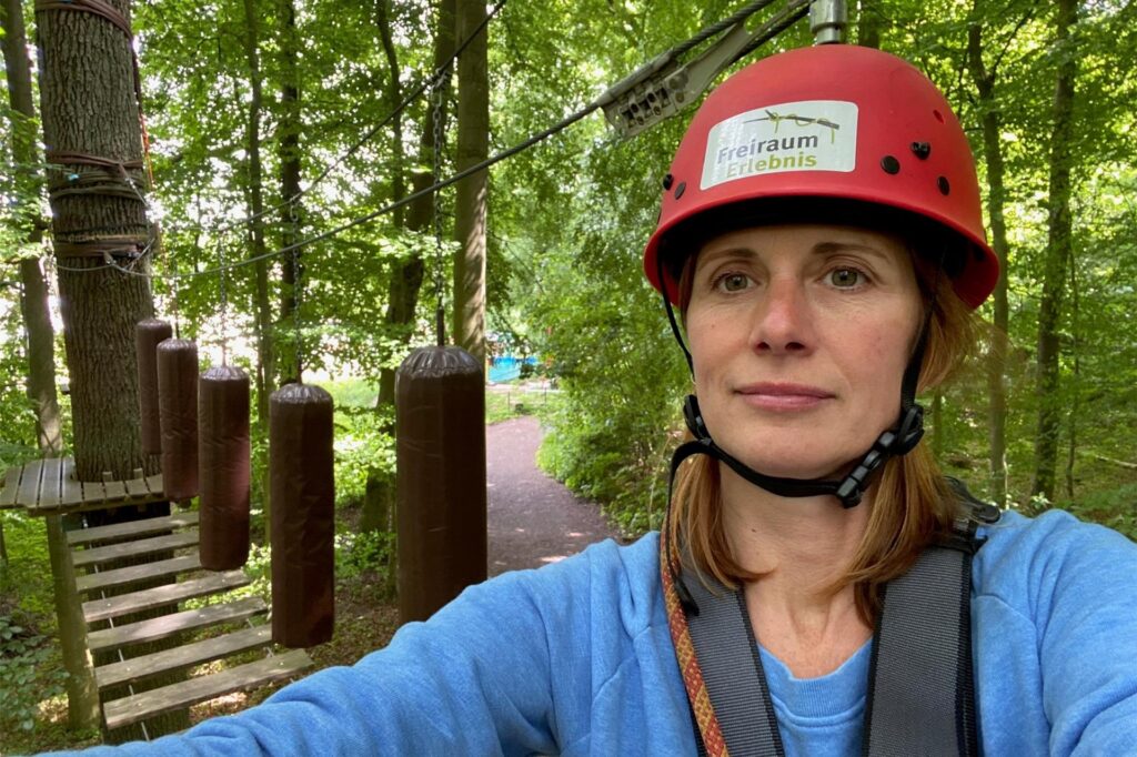 Ein bisschen Skepsis zeigt Autorin Martina Niehaus in schwindelerregender Höhe schon. Aber im Kletterwald muss man sich überwinden! Ein bisschen Skepsis zeigt Autorin Martina Niehaus in schwindelerregender Höhe schon. Aber im Kletterwald muss man sich überwinden!