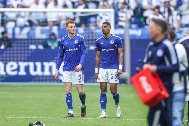 Sepp van den  Berg (l.) und Moritz Jenz vom FC Schalke 04.