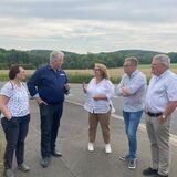 Hartmut Ganzke (2.v.l.) und Anja Butschkau (M.) trafen sich gemeinsam mit Vertretern der örtlichen SPD an der Einmündung Werksstraße/Kreisstraße. Hier befindet sich ein Bürgersteig, etwas weiter Richtung Schwerte fehlt der aber.