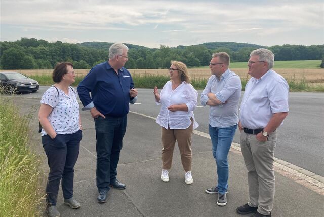 Hartmut Ganzke (2.v.l.) und Anja Butschkau (M.) trafen sich gemeinsam mit Vertretern der örtlichen SPD an der Einmündung Werksstraße/Kreisstraße. Hier befindet sich ein Bürgersteig, etwas weiter Richtung Schwerte fehlt der aber.