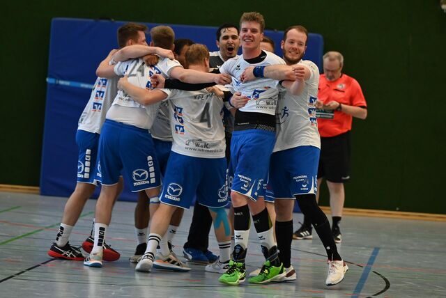 Nach dem Sieg gegen den TSV Oerlinghausen tanzte der VfL Kamen auf dem Spielfeld.