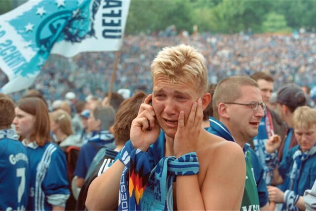 Jubel von Dortmunder Spielern vor dem aufgebrachten Schalker Auswärtsblock im April 2019.