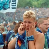 Jubel von Dortmunder Spielern vor dem aufgebrachten Schalker Auswärtsblock im April 2019.