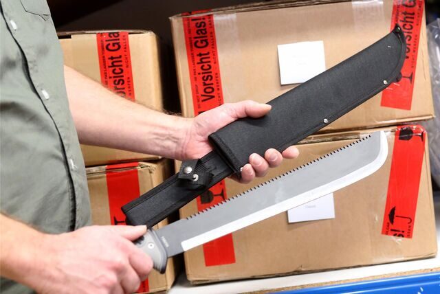Eine Machete ähnlich dieser (Symbolbild) stellte die Polizei in Unna bei drei Jugendlichen sicher, die bewaffnet durch den Bornekamp zogen.