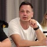 Lukas Bronner (M.) sitzt neben Daniel Krahn und Katharina Scheidt