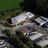 Die Firma Bonacker war die erste, die ihre Gebäude im Gewerbegebiet Nattland errichtete. Zum Unternehmen gehört der Gebäudekomplex oben und die Druckerei rechts im Bild.