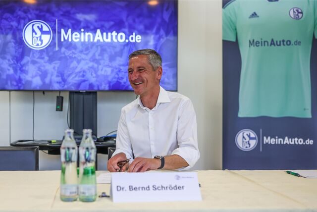 Schalkes Vorstandschef Dr. Bernd Schröder bei der Präsentation des neuen Hautsponsors MeinAuto.de im Sommer 2022