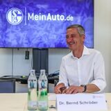 Schalkes Vorstandschef Dr. Bernd Schröder bei der Präsentation des neuen Hautsponsors MeinAuto.de im Sommer 2022