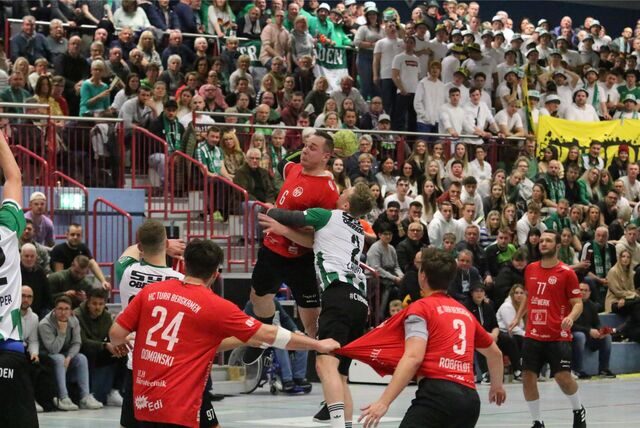 Pascal Terbeck (am Ball) und der HC TuRa Bergkamen bekommen wie auch der SuS Oberaden und der RSV Altenbögge neue Gegner in der neu formierten Verbandsliga 2.