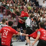 Pascal Terbeck (am Ball) und der HC TuRa Bergkamen bekommen wie auch der SuS Oberaden und der RSV Altenbögge neue Gegner in der neu formierten Verbandsliga 2.