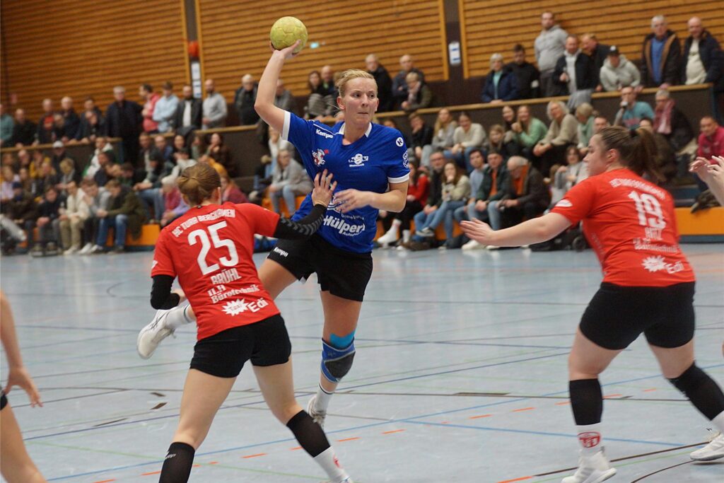 Melanie Webers (KSV in Blau) kann von Bergkamens Svea Brühl nicht entscheidend gestört werden. In der neuen Saison treffen die Teams weiterhin aufeinander. Melanie Webers (KSV in Blau) kann von Bergkamens Svea Brühl nicht entscheidend gestört werden. In der neuen Saison treffen die Teams weiterhin aufeinander.