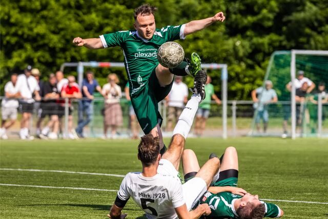 Der VfR Sölde II (grünes Trikot) traf im Hinspiel der Aufstiegsrelegation zur Bezirksliga auf den VfL Mark.