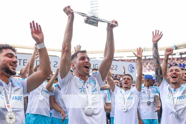 Marvin Pieringer vom FC Schalke 04 im Mai 2022 mit der Zweitliga-Meisterschale.