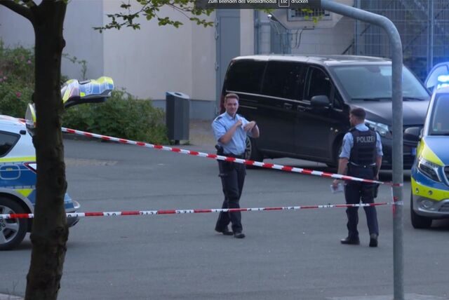 Polizisten haben einen Bereich auf dem Schulhof der Hauptschule Kamen abgesperrt.