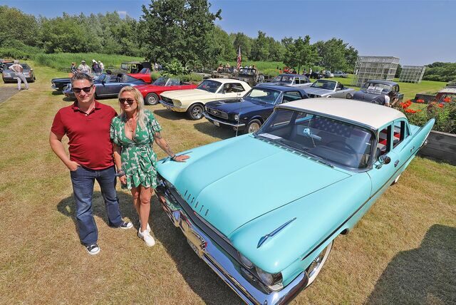 André Fels und Simone Pessara präsentieren ihren 1959er Desoto aus Amerika auf dem Emscherquellhof.