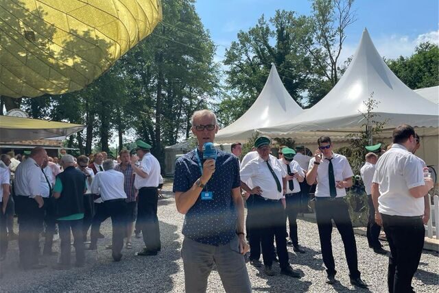 Unser Reporter Jörg Heckenkamp war live vor Ort beim Vogelschießen der Schützen von St. Hubertus Schmintrup-Holthausen.