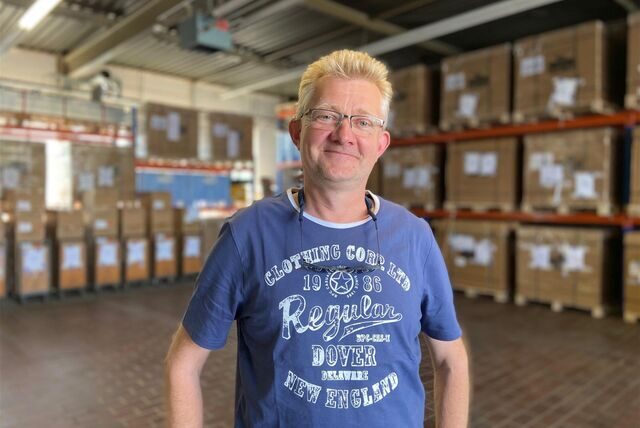 Jörg Tappeser in seiner Lagerhalle. Seit eineinhalb Jahren ist sein Solartechnik-Unternehmen im Ostfeld angesiedelt.