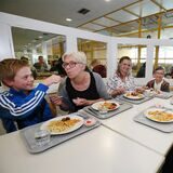 Regelmäßig lädt die Stadt Fröndenberg zum Testessen in die Mensa der Gesamtschule ein (Archivfoto). Jetzt soll die Mittagsverpflegung an der GSF deutlich teurer werden.