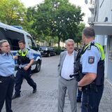 An der Bornstraße kontrollierten Polizisten unter anderem einen Kiosk. Auch Innenminister Herbert Reul war bei dem Einsatz vor Ort.
