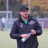 Dominik Ciernioch steht an der Seitenlinie