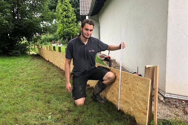 Lukas Böhmer von der Tischlerei Severin brachte frühzeitig nach dem Katastrophenunwetter vom 4. Juli 2021 einen provisorischen Hochwasserschutz hinter dem Feuerwehrhaus in Warmen an.