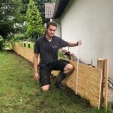Lukas Böhmer von der Tischlerei Severin brachte frühzeitig nach dem Katastrophenunwetter vom 4. Juli 2021 einen provisorischen Hochwasserschutz hinter dem Feuerwehrhaus in Warmen an.