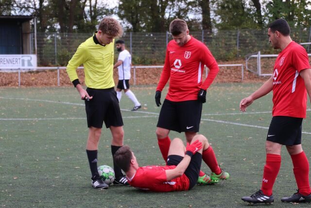 Der TuS Hamm (rote Trikots) muss am Sonntag voraussichtlich gegen BR Billmerich antreten. Die Teams kämpfen dann um den Ligaverbleib im Kreisliga-Oberhaus. Ob das Spiel stattfindet, steht und fällt jedoch mit dem Ausgang der Partie VfL Mark gegen VfR Sölde II.