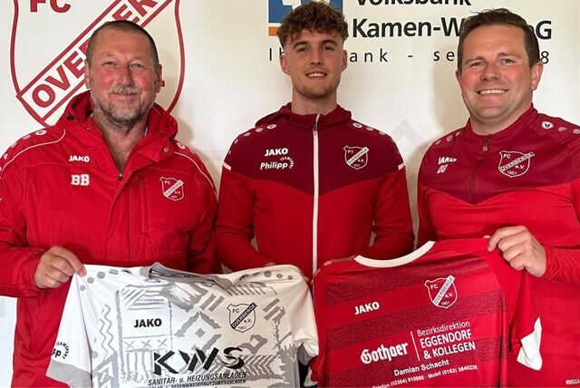 Rene Nemitz (M.) wechselt zum FC Overberge. Hier steht er zwischen Trainer Burghard Bachmann (l.) und Sportchef Damian Glombik. Er wünscht sich einen Sturmpartner beim FCO.