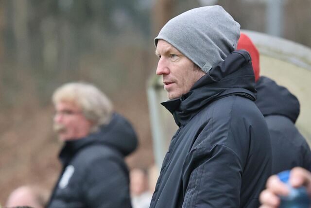 Axel Schmeing, Trainer des Lüner SV, beendet die Zusammenarbeit mit einem jungen Verteidiger.