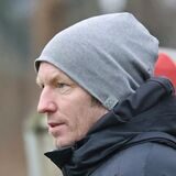 Axel Schmeing, Trainer des Lüner SV, beendet die Zusammenarbeit mit einem jungen Verteidiger.