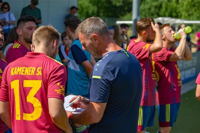 Thorsten Lenz gibt letzte taktische Anweisungen. Er steht dem KSC in der neuen Spielzeit nicht mehr zur Verfügung wie ein weiterer Schlüsselspieler.